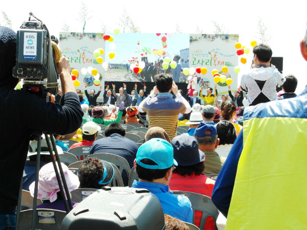 제22회 한라산 청정 고사리 축제 개막식에, 희망풍선을 날리고 있다.