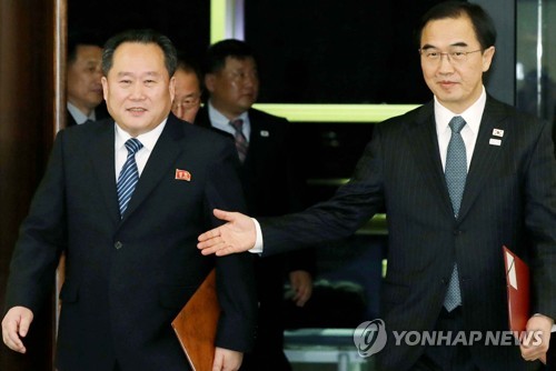 북한 리선권 조국평화통일위원회 위원장(왼쪽)과 조명균 통일부 장관 .