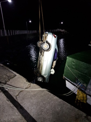 지난 11일 서귀포시 표선면 세화포구에서 바다로 추락한 차량. 사진=서귀포해양경철서 제공