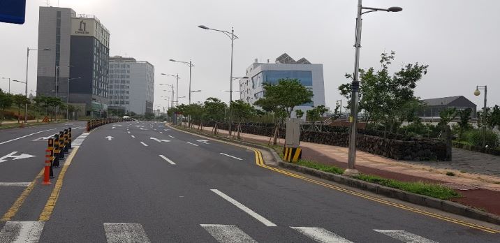 도로환경 개선 사업이 완료된 후 서귀포 노인복지관 앞 도로 모습.