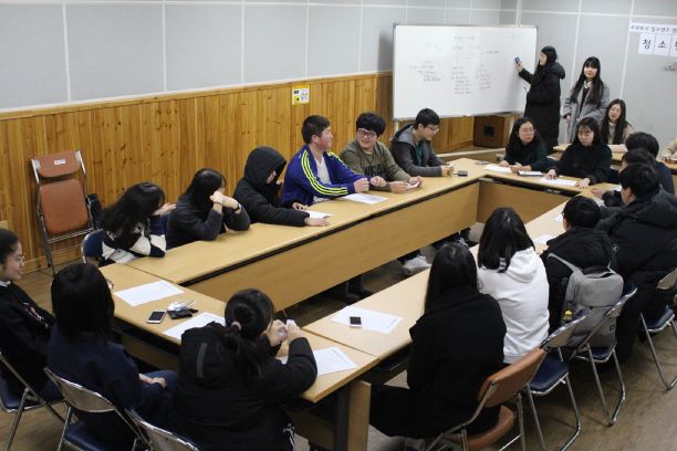 서귀포청소년수련관에서 정기 회의를 하고 있는 청소년운영위원회 위원들.