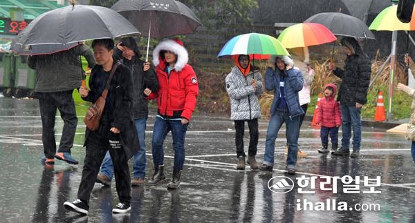 겨울 비 내리는 제주. 한라일보DB