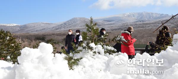 한라산 1100고지 찾은 관광객.