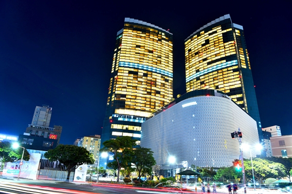 제주 드림타워 야간 전경.