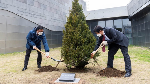 상생협력 기념식수하는 제주개발공사 노사.