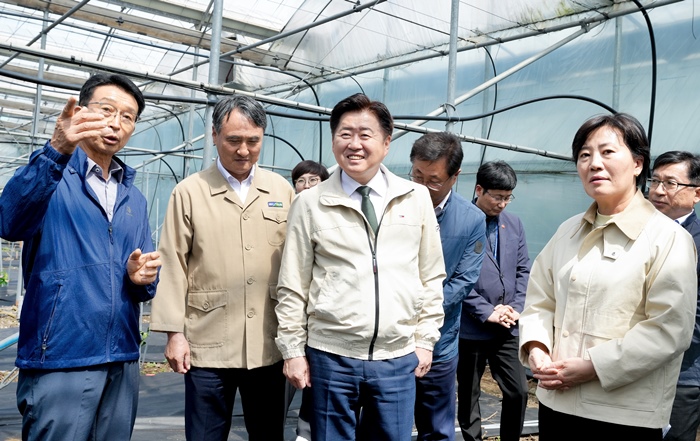지난 5월 제주를 찾은 송미령 농림식품부 장관(맨 오른쪽). 제주자치도 제공