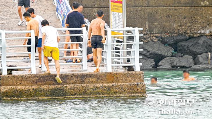 지난 14일 제주시 한경면 판포포구를 찾은 관광객들이 초여름 날씨 속에서 물놀이를 즐기고 있다. 한라일보DB
