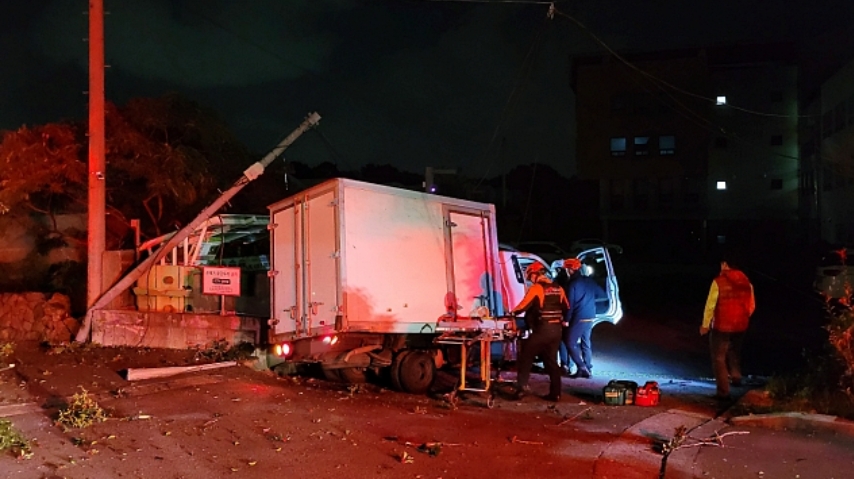 지난 10일 새벽 제주교도소 사거리에서 1t 트럭이 전신주를 들이받아 30대 쿠팡 배송 기사가 숨졌다. 제주소방안전본부 제공