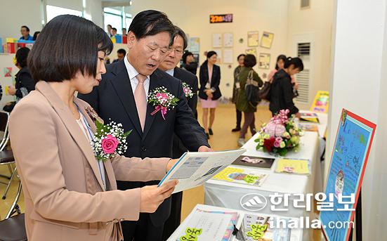 전시회에 쏠린 관심