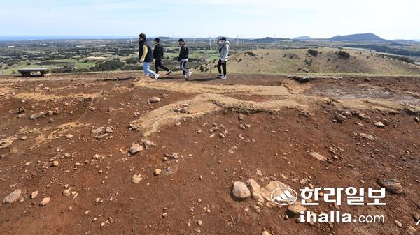 훼손된 용눈이오름.