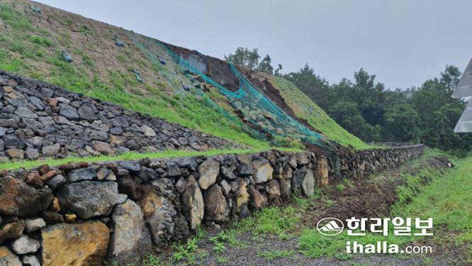 계속된 장맛비로 무너져 내린 김만일기념관 외벽.
