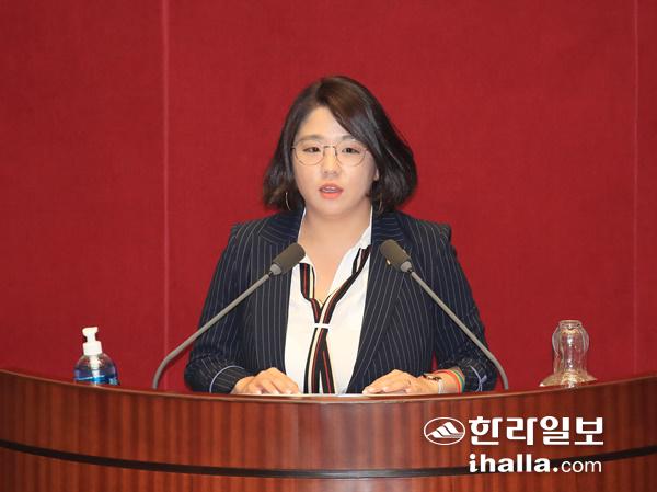 토론하는 용혜인 의원.