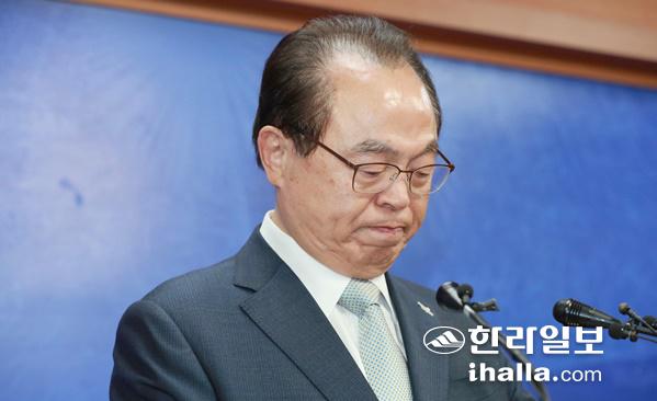 사퇴 회견하는 오거돈 전부산시장.