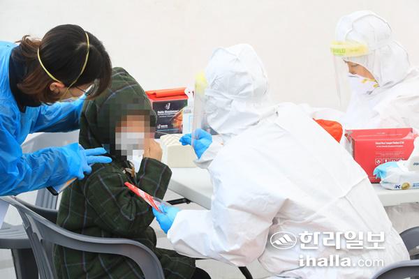 코로나19 검체 채취. 한라일보DB
