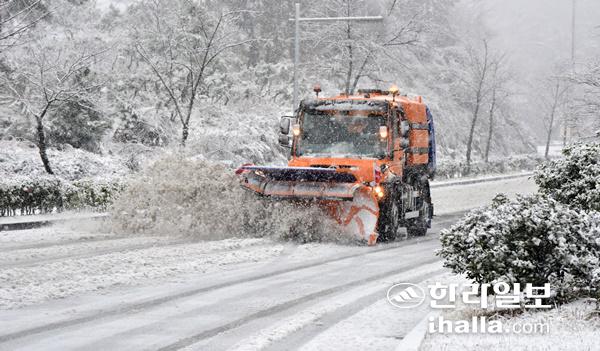 제주지역 도로 제설작업. 한라일보DB