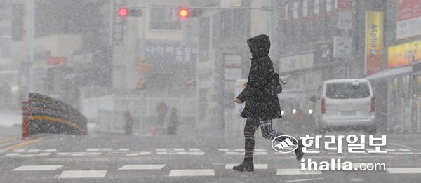 눈 내리는 제주. 한라일보DB