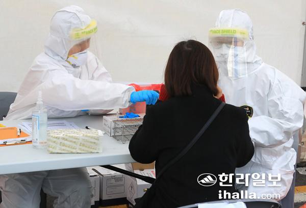 코로나19 검체 채취.