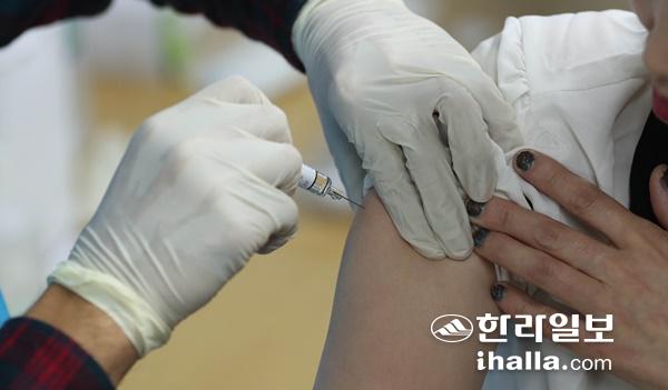 예방접종. 한라일보DB
