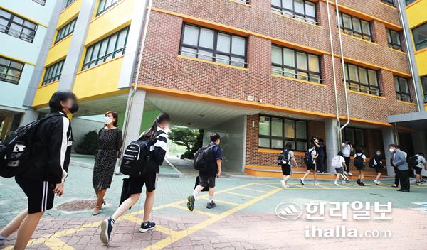 등교하는 아이들. 연합뉴스