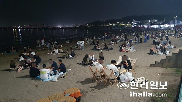 제주시 이호해수욕장 야간 취식. 한라일보DB