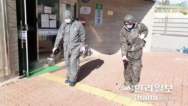코로나19 긴급 방역. 한라일보DB