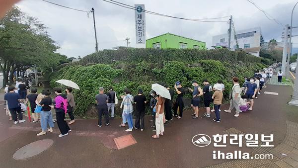 제주보건소를 둘러싼 진단검사 대기자. 한라일보db
