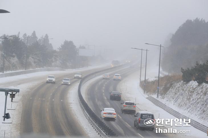 눈 내리는 제주. 한라일보DB