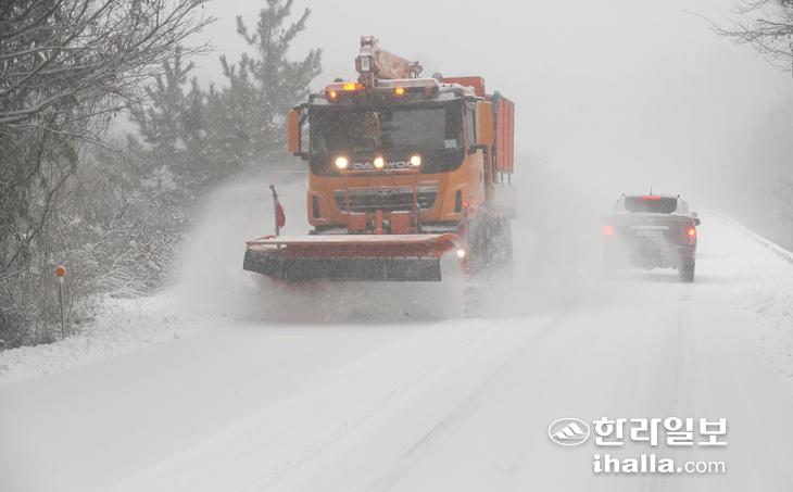 제설 작업중인 제주 산간도로. 한라일보DB
