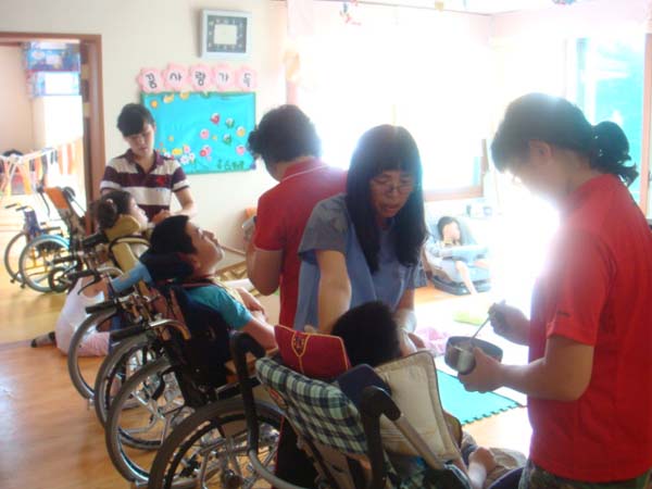 식사보조하는 원더풀 회원들