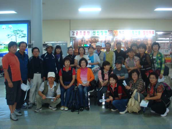 제주7부두에서 출발전기념촬영