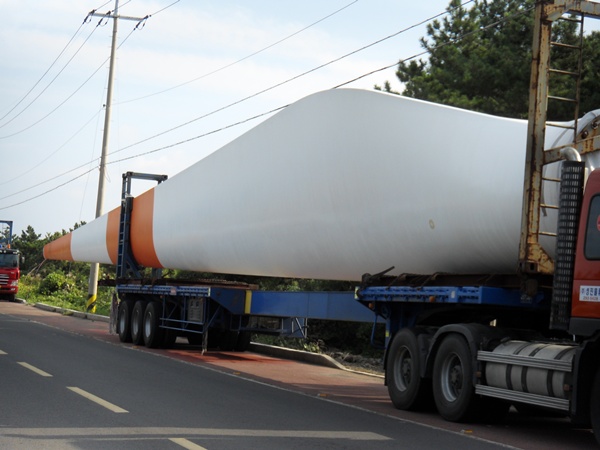 길이 43m의 풍차 날개를 교체하려고 대기중에 있다. (제주시 한림읍 월령리) / 사진 = 김승범 시민기자   