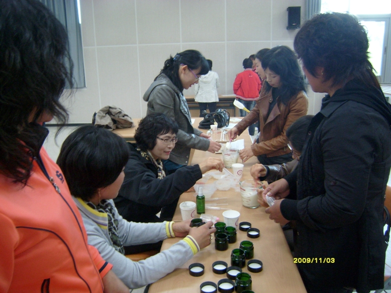 서부지역 머을사무장들의 지역농산물을 이용한 곡물비누, 천연 화장품 만들기 장면