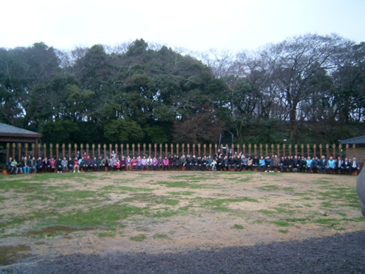 마을의 새로운 명소, 60갑자 의자에서 사진촬영을 하는 낙천리 마을 주민들