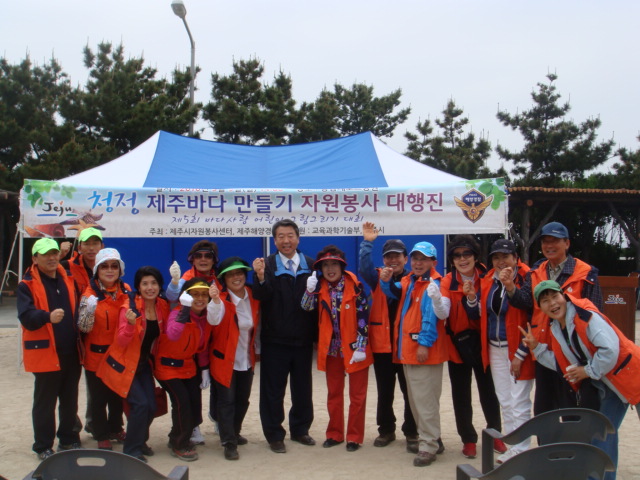 식행사후 제주시장님과 기념촬영하는 회원들