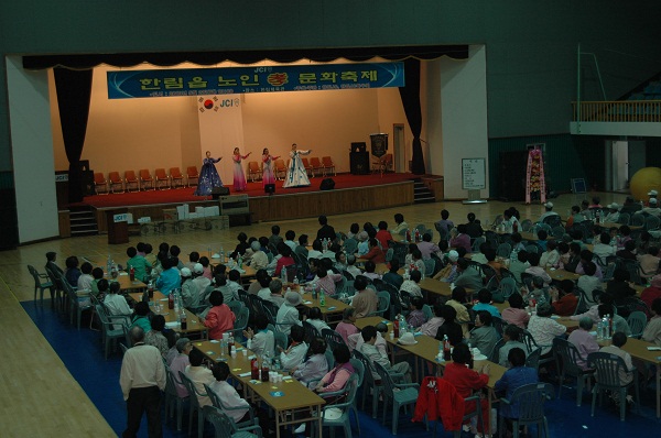 노인 효 문화축제 아리랑 공연 장면 