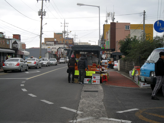 길 모퉁이 불법 주차