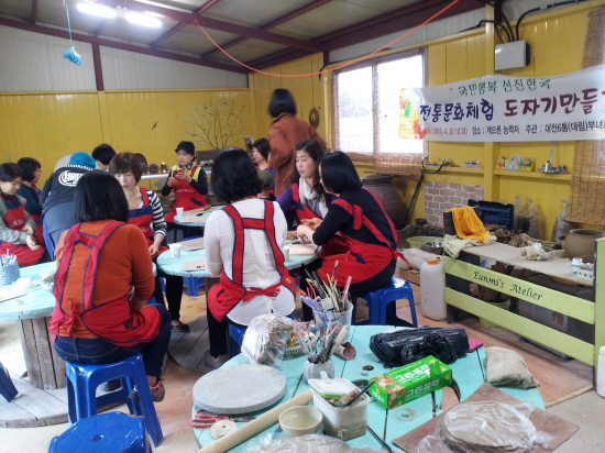 도자기를 작품에 맞게 조각하는 모습